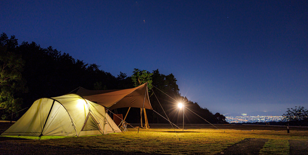 福岡市内の夜景を一望できるキャンプサイト「ABURAYAMAFUKUOKA Camp field」｜ABURAYAMA FUKUOKA（油山福岡）に泊まる